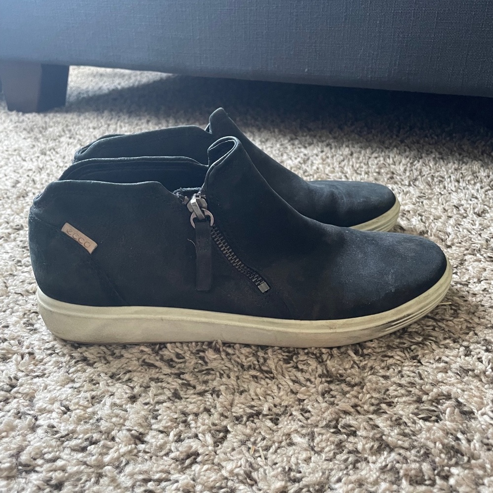 ECCO zip tennis shoe